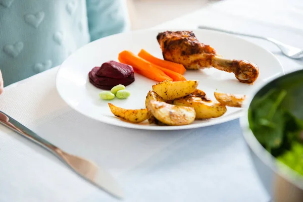 Foto Des Serviertisches Mit Gesundem Gemüseschale Mit Sojabohnen Avocado Karotte — Stockfoto