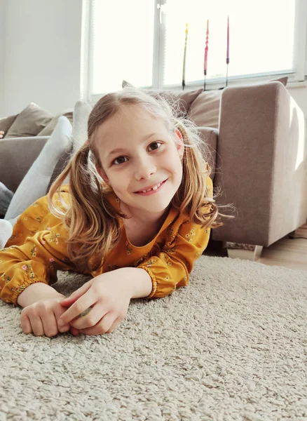 Portrét Šťastné Hezké Dítě Dívka Žlutých Šatech Pohovce Doma — Stock fotografie