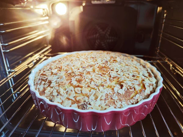 Verse Gebakken Gouden Appeltaart Rode Schotel Hete Oven Gezellige Keuken — Stockfoto