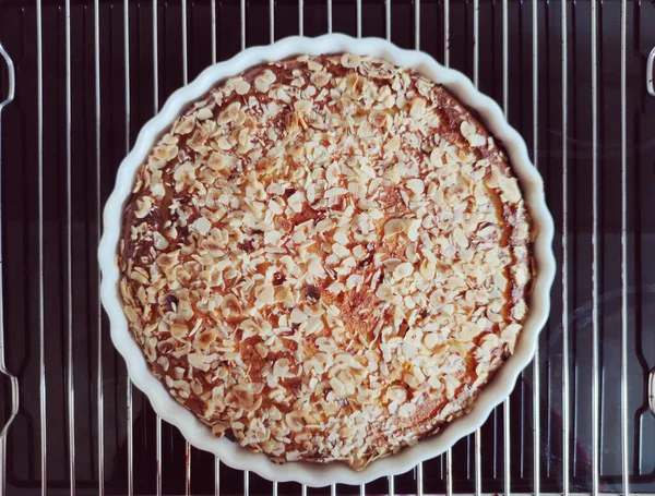 Frisch Gebackener Goldener Apfelkuchen Roter Schale Heißen Ofen Der Gemütlichen — Stockfoto