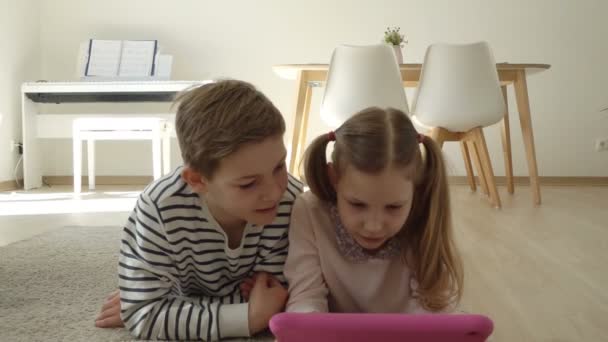 Video Van Tiener Broer Zus Leren Thuis Met Tablet Tijdens — Stockvideo