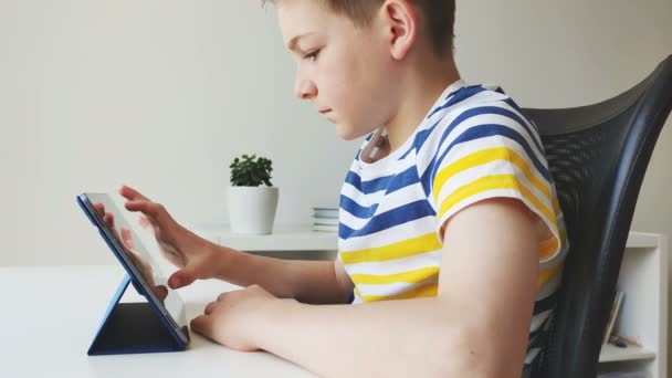 Video Adolescente Niño Estudiando Con Tableta Durante Tiempo Educación Casa — Vídeo de stock