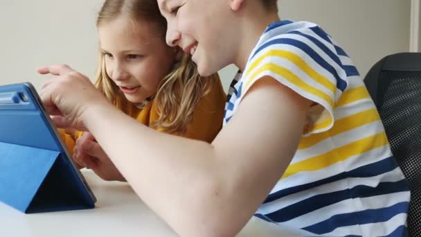 Dos Hermanos Adolescentes Felices Niños Navegando Internet Divirtiéndose Juntos — Vídeo de stock