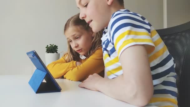 Dwoje Szczęśliwych Nastoletnich Rodzeństwa Dzieci Korzystających Tabletu Dzwoniących Wideo Znajomymi — Wideo stockowe