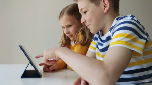 Twee Gelukkige Tiener Broers Zussen Kinderen Surfen Internet Plezier Hebben — Stockvideo