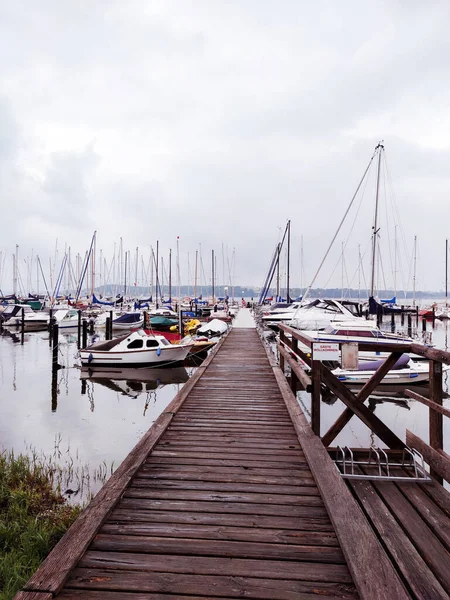 Zee Baai Met Jachten Met Houten Brug Voorgrond Zonsondergang — Stockfoto