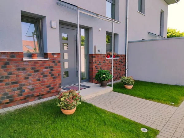 Puerta Entrada Moderna Casa Gris Con Camino Pavimentado Hermosas Plantas — Foto de Stock