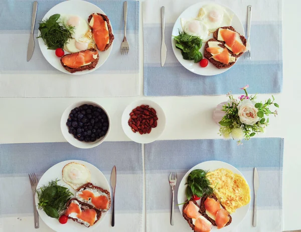 上からの眺め赤魚 グリーンサラダと素朴な味のパンと健康的な新鮮な朝食の写真 — ストック写真