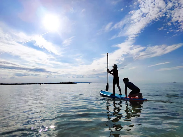 Niños Adolescentes Felices Trajes Neopreno Divirtiéndose Sup Board Remando Mar —  Fotos de Stock