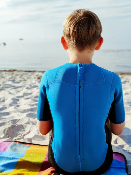 ポートレートのハンサムなティーン男の子でネオプレン水着でバルト海 — ストック写真
