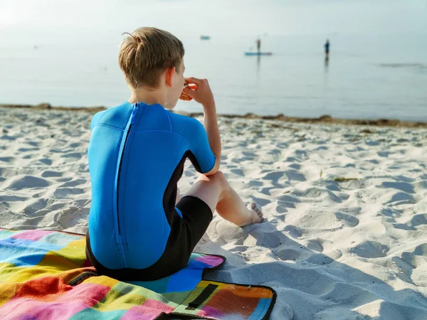 波罗的海一名穿着氯丁橡胶泳衣的英俊少年的画像 — 图库照片