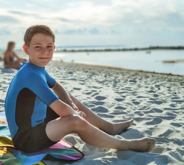 ポートレートのハンサムなティーン男の子でネオプレン水着でバルト海 — ストック写真