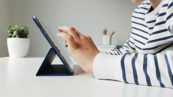 Video Manos Adolescentes Estudiando Con Tableta Momento Educación Casa Durante — Vídeos de Stock