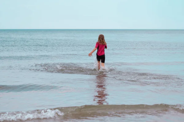 Szczęśliwa Dziewczynka Biegająca Bałtyku Bawiąca Się Falami — Zdjęcie stockowe