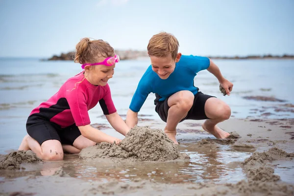 Dva Šťastní Sourozenci Děti Neoprenových Plavkách Hrají Pískem Baltském Moři — Stock fotografie