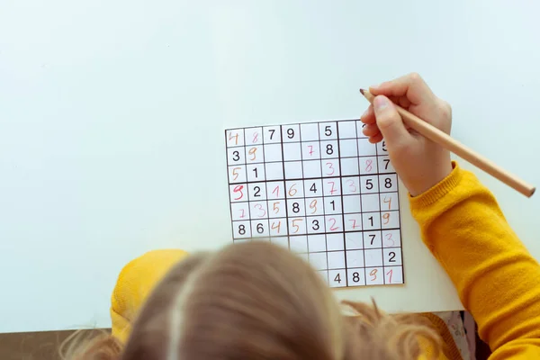 Adorable Adolescente Résolvant Sudoku Bureau École Maison Vue Haut — Photo