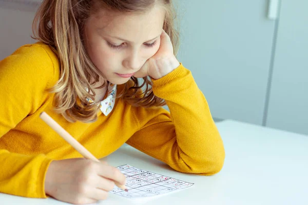 Retrato Chica Adolescente Dorable Pero Cansada Resolviendo Sudoku Escritorio Escuela — Foto de Stock