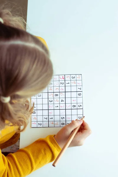 Adorable Adolescente Résolvant Sudoku Bureau École Maison Vue Haut — Photo