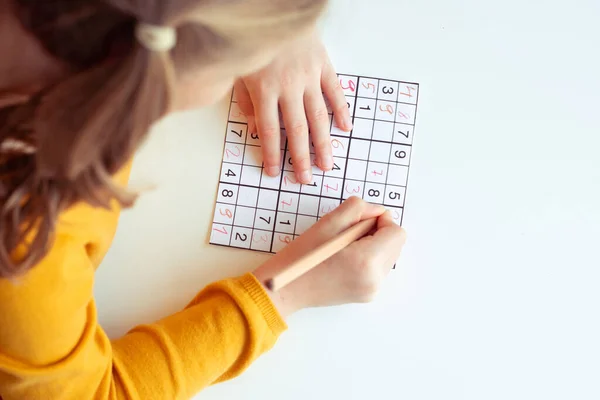 Adorable Adolescente Résolvant Sudoku Bureau École Maison Vue Haut — Photo