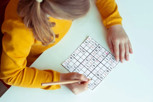 Adorable Adolescente Résolvant Sudoku Bureau École Maison Vue Haut — Photo