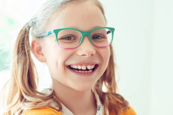 Portret Szczęśliwej Nastolatki Okularach Uśmiechającej Się Tle Okna — Zdjęcie stockowe