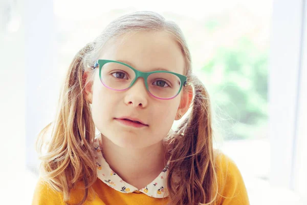 Retrato Chica Adolescente Bonita Feliz Gafas Sonriendo Fondo Ventana —  Fotos de Stock