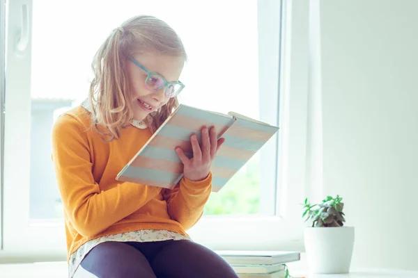 Portrait Jeune Fille Drôle Assis Sur Bureau Livre Lecture Pendant — Photo