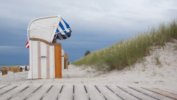 Wideo Krzesłem Plażowym Białym Piaskiem Wydmami Drewnianym Pierwszym Planem Przy — Wideo stockowe