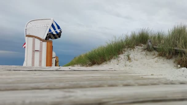 Video Van Strandstoel Wit Zand Duinen Met Houten Voorgrond Bij — Stockvideo