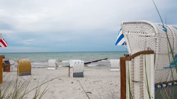 Video Van Strandstoel Wit Zand Duinen Met Houten Voorgrond Bij — Stockvideo