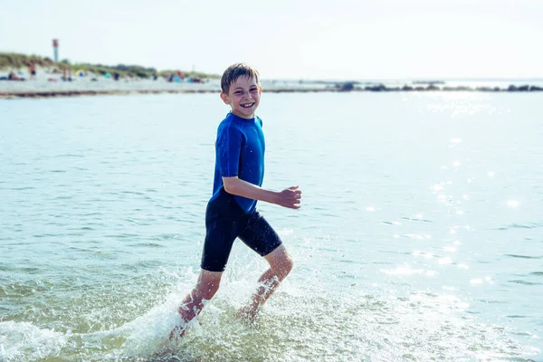 Retrato Adolescente Guapo Corriendo Traje Baño Neopreno Mar Báltico — Foto de Stock