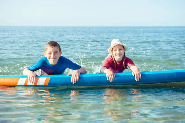 Zwei Glückliche Geschwister Teenager Kinder Neoprenanzügen Spielen Und Haben Spaß — Stockfoto