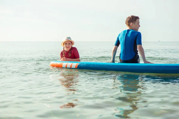 Zwei Glückliche Geschwister Teenager Kinder Neoprenanzügen Spielen Und Haben Spaß — Stockfoto