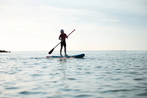 幸せなティーン子供女の子Paddlingオンアップボードでバルト海 — ストック写真