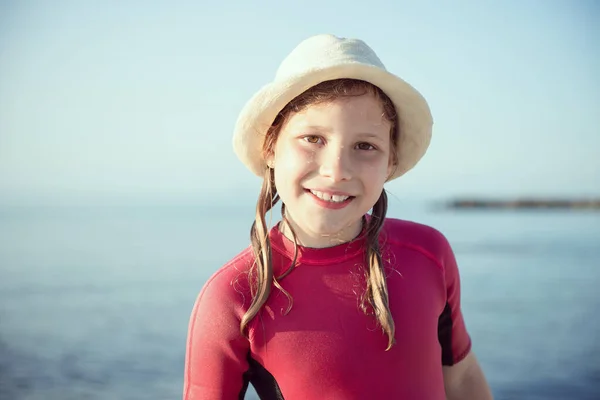 Portret Van Tiener Kind Meisje Witte Hoed Het Water Oostzee — Stockfoto