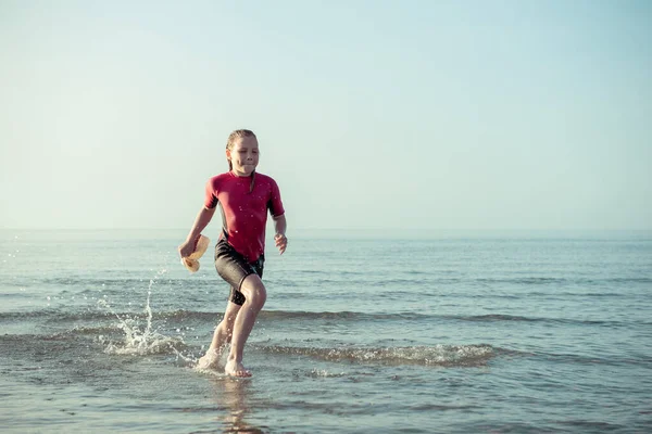 Cute Szczęśliwy Nastolatek Dziecko Dziewczyna Działa Zabawy Wodzie Bałtyku — Zdjęcie stockowe