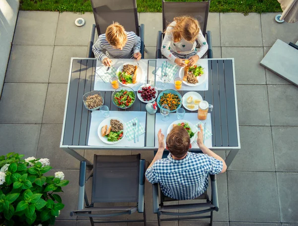 Foto Vista Cima Família Feliz Comendo Juntos Jantar Saudável Terraço — Fotografia de Stock