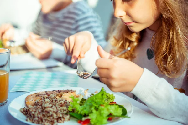 Foto Cerca Las Manos Una Niña Comiendo Una Cena Saludable —  Fotos de Stock