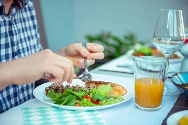 Cerca Foto Las Manos Joven Comiendo Ensalada Fresca Quinua Pescado — Foto de Stock