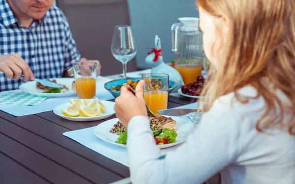 Ευτυχισμένη Οικογένεια Τρώει Υγιεινό Δείπνο Μαζί Στη Βεράντα Στο Σπίτι — Φωτογραφία Αρχείου