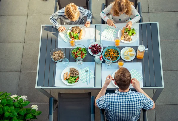 Foto Vista Cima Família Feliz Comendo Juntos Jantar Saudável Terraço — Fotografia de Stock