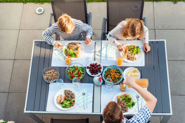 Foto Vista Cima Família Feliz Comendo Juntos Jantar Saudável Terraço — Fotografia de Stock