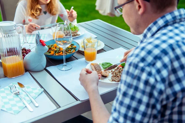 Família Feliz Jantar Saudável Juntos Terraço Casa — Fotografia de Stock