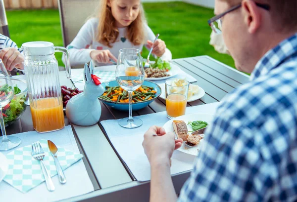 幸せな家族は家でテラスで一緒に健康的なディナーを食べる — ストック写真