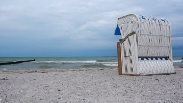 Video Van Een Strandstoel Het Witte Zand Bij Winderig Bewolkt — Stockvideo