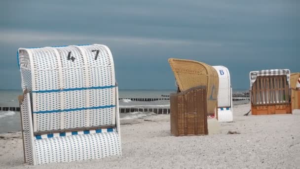 Βίντεο Από Μια Καρέκλα Παραλίας Στη Λευκή Άμμο Θυελλώδη Καιρό — Αρχείο Βίντεο