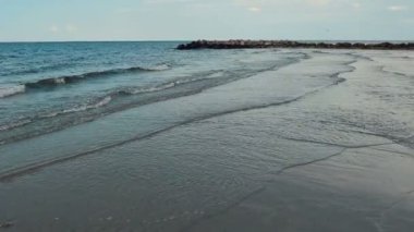 Kuzey Almanya 'da Baltık Denizi' nin sakin havasında kıyılarda 4K 'ya yakın dalgalar