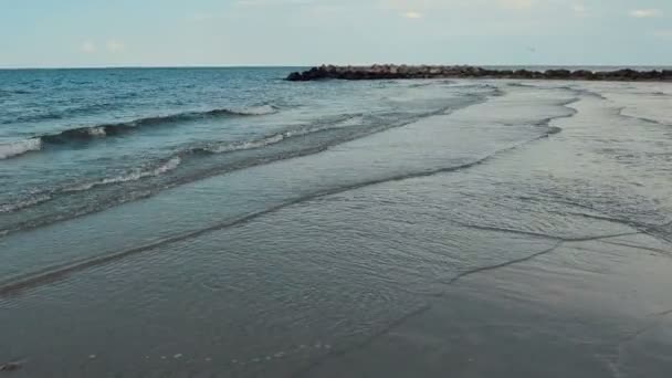 北ドイツのバルト海の穏やかな天候で海岸線の4K水の閉鎖波 — ストック動画