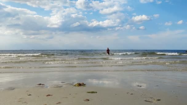 4K视频 两个穿着氯丁橡胶泳衣的快乐孩子在海滩上奔跑 在波罗的海玩海浪 — 图库视频影像