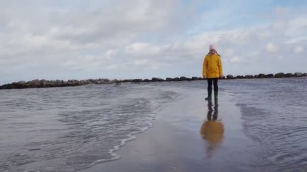 ドイツ北部のバルト海の水の中を走る楽しい子供の女の子 — ストック動画